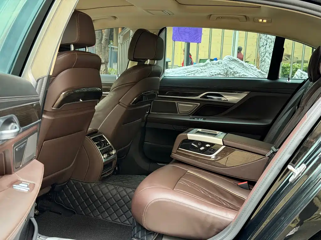 BMW 7 Series 2019 — фото 10
