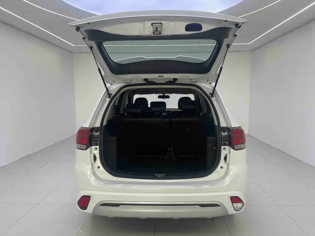 Mitsubishi Outlander 2021 — фото 15