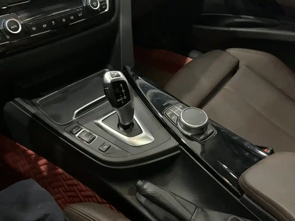 BMW 3 Series 2019 — фото 10