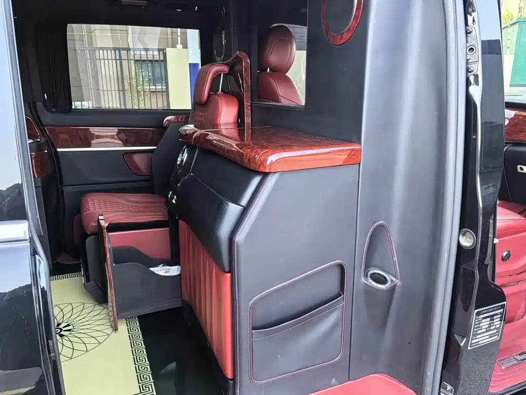 Mercedes-Benz V-Class 2019 — фото 15