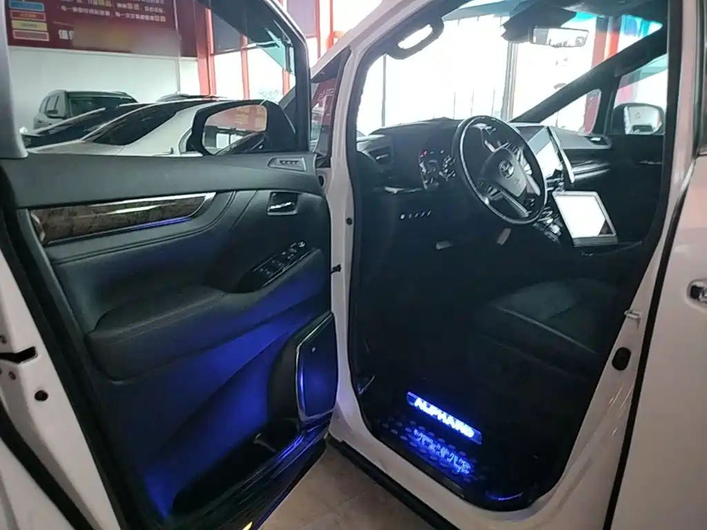 Toyota Alphard 2021 — фото 16