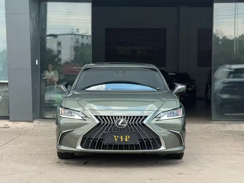 Lexus ES 2023 — фото 1