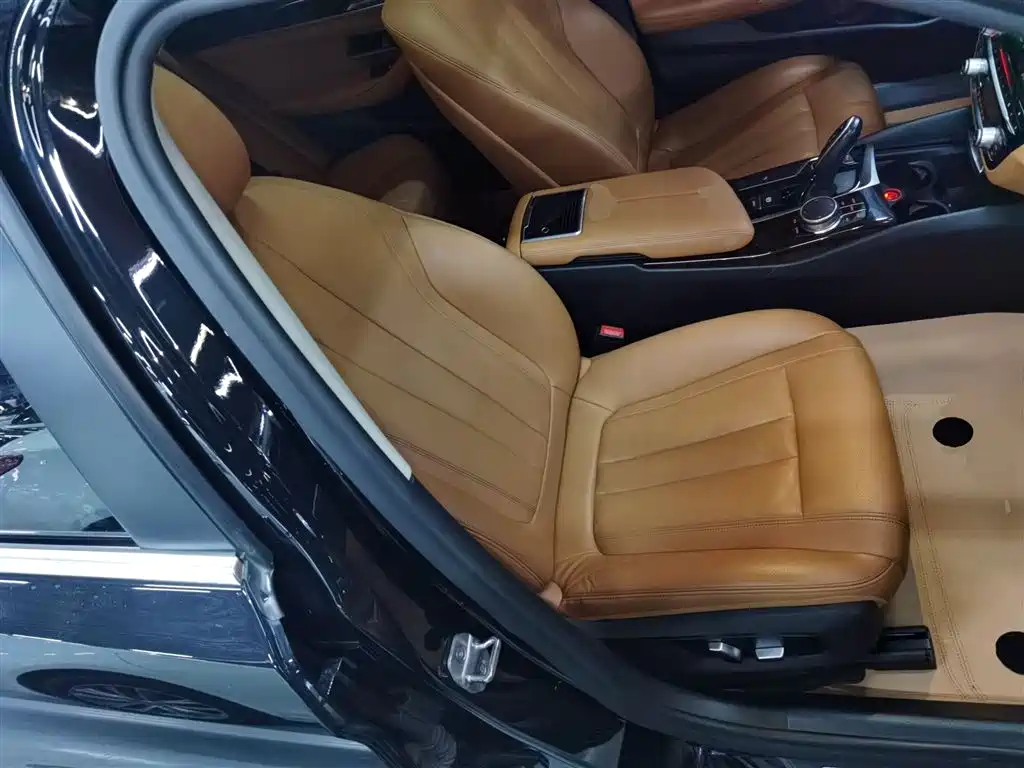 BMW 5 Series 2017 — фото 20