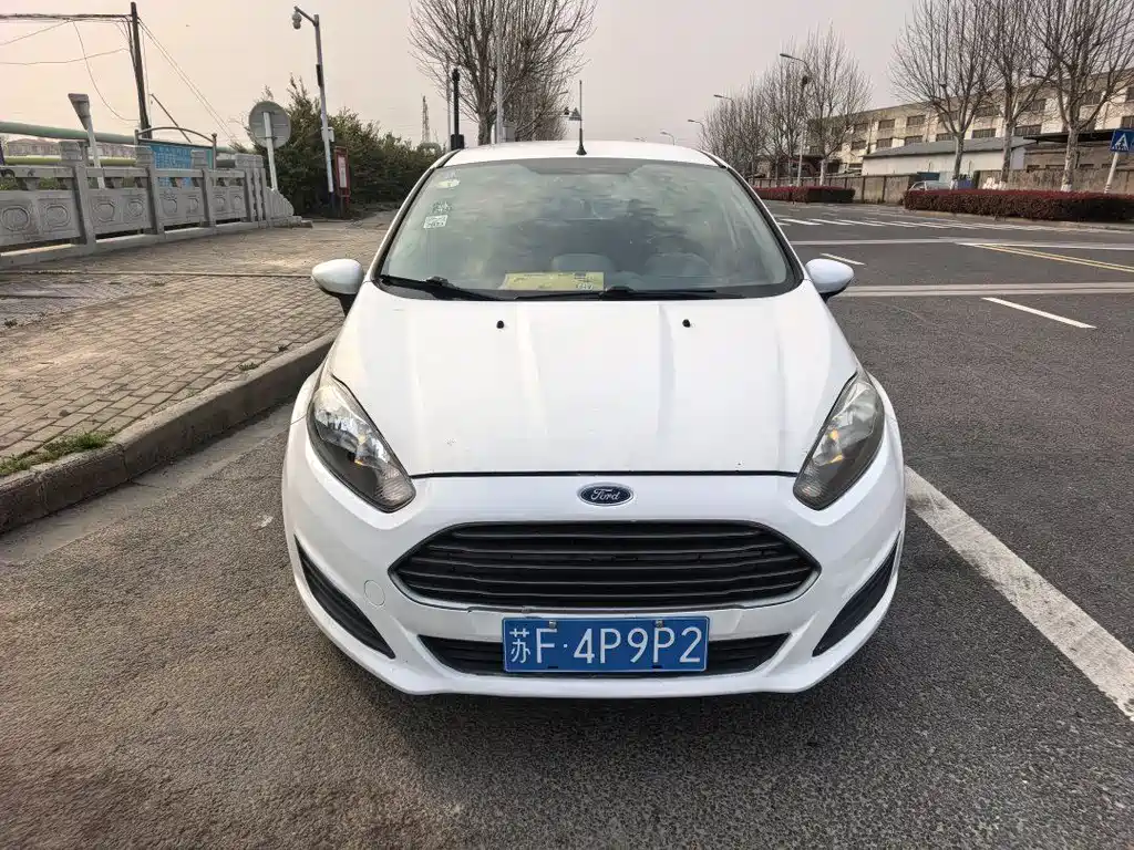 Ford Fiesta 2015 — фото 2