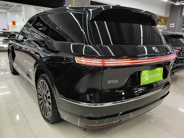 NIO ES8 2025