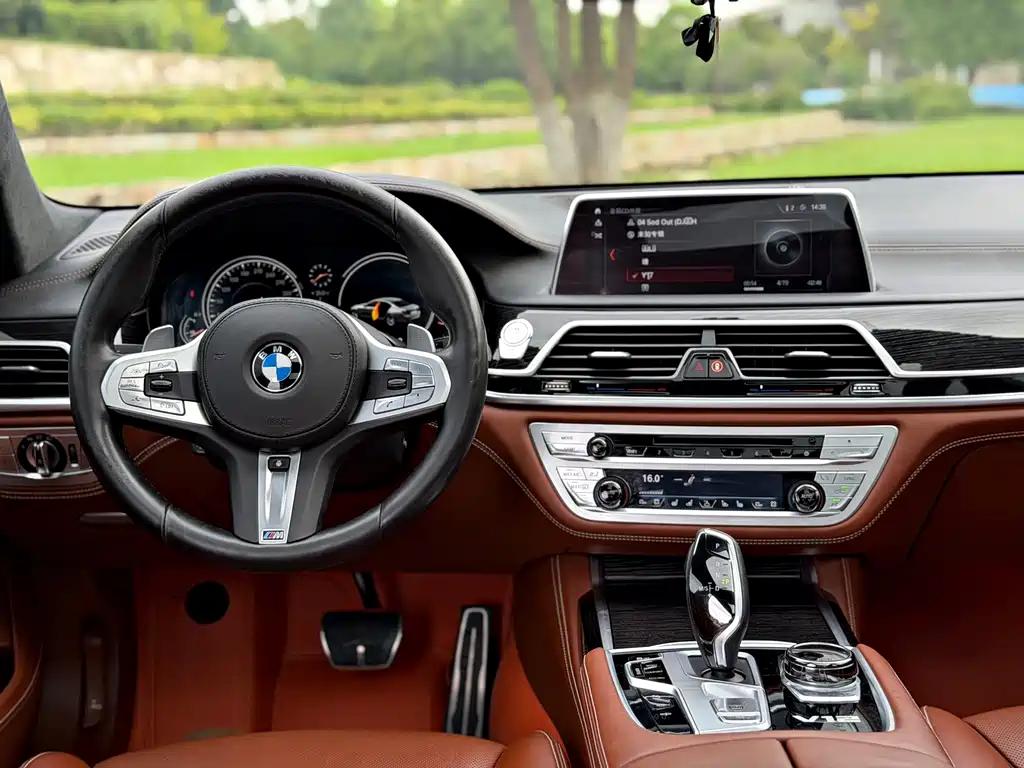 BMW 7 Series 2017 — фото 8