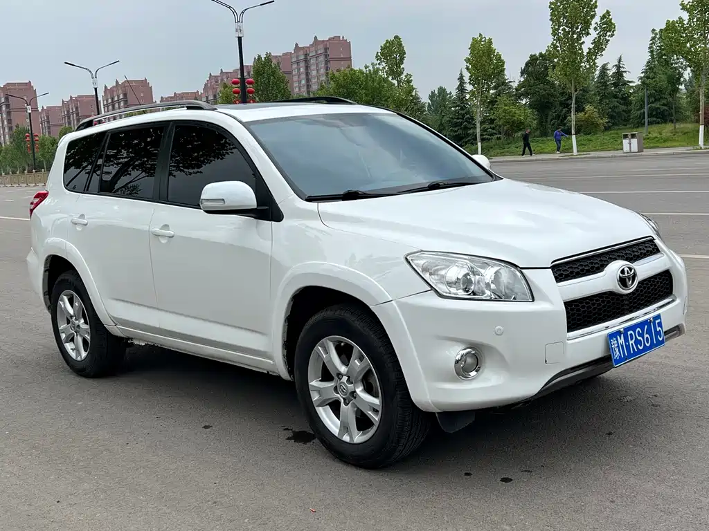 Toyota RAV4 2013 — фото 3