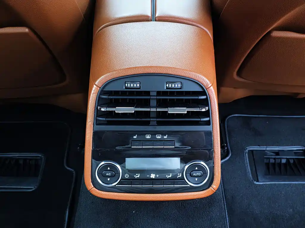 Maserati Quattroporte 2018 — фото 16