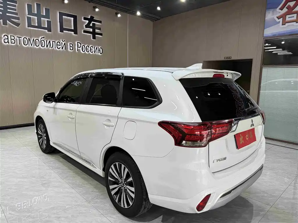Mitsubishi Outlander 2022 — фото 5