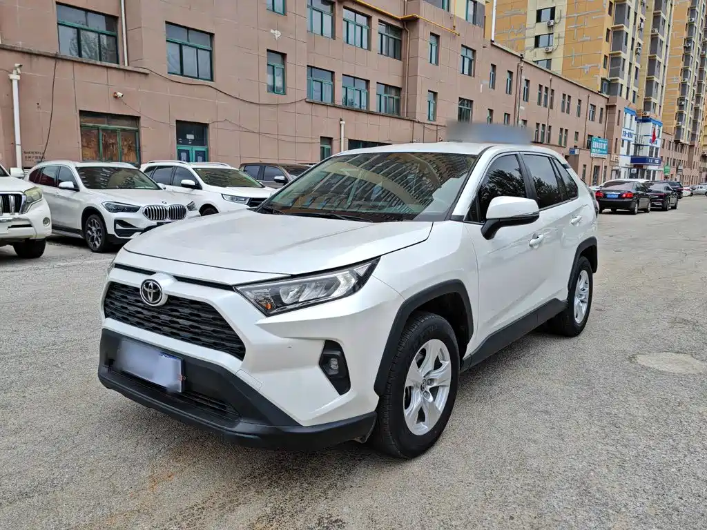 Toyota RAV4 2024 — фото 1