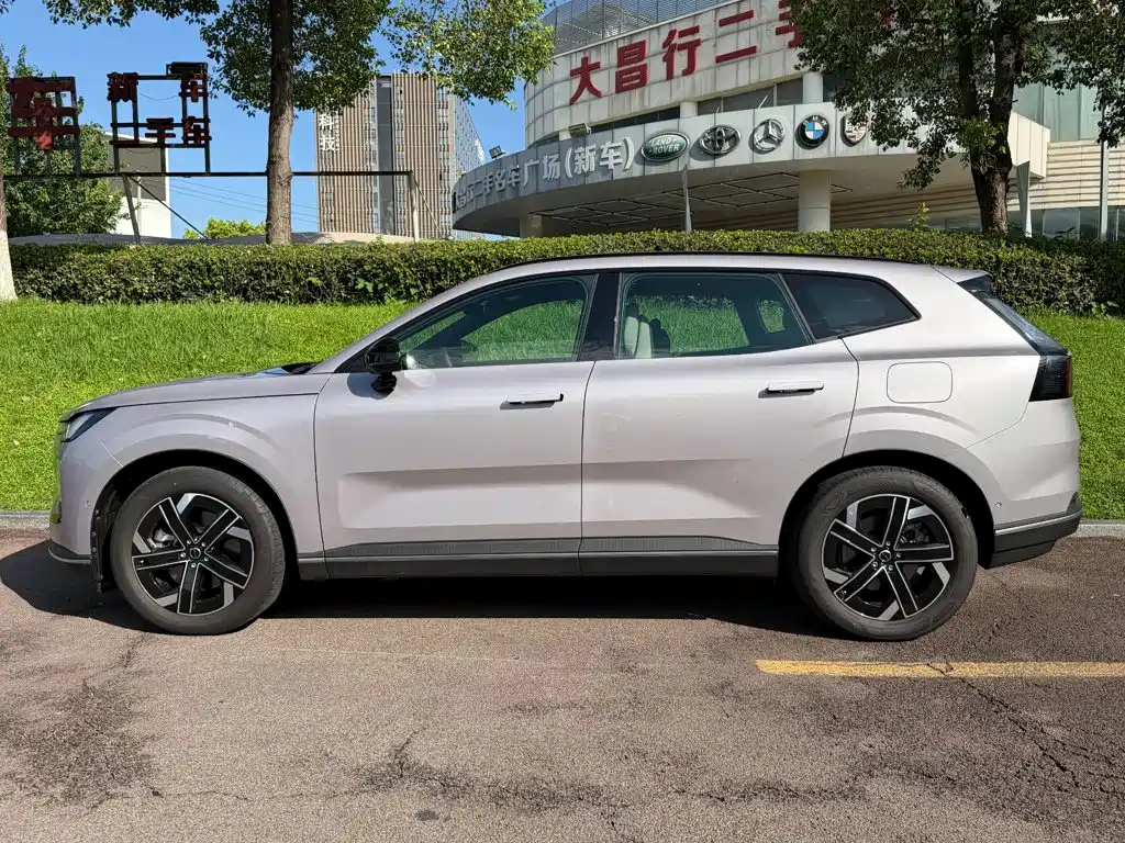 Volvo XC70 Plug-In Hybrid 2025 — фото 3
