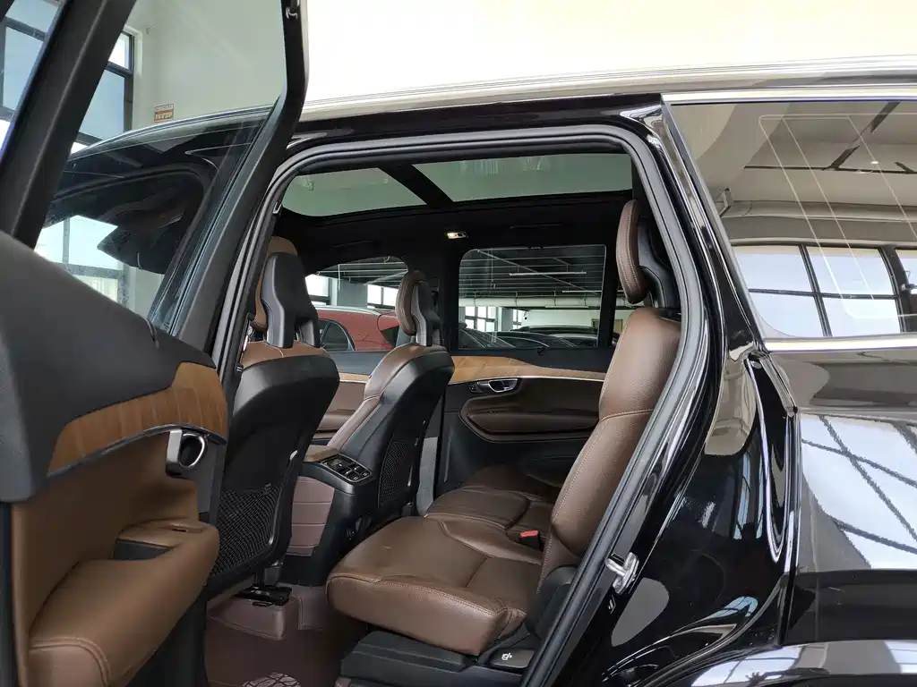 Volvo XC90 2022 — фото 11