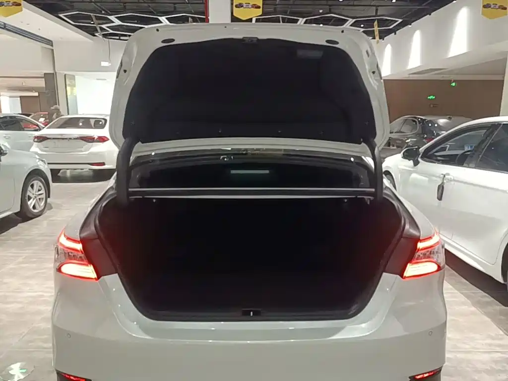 Toyota Camry 2023 — фото 19