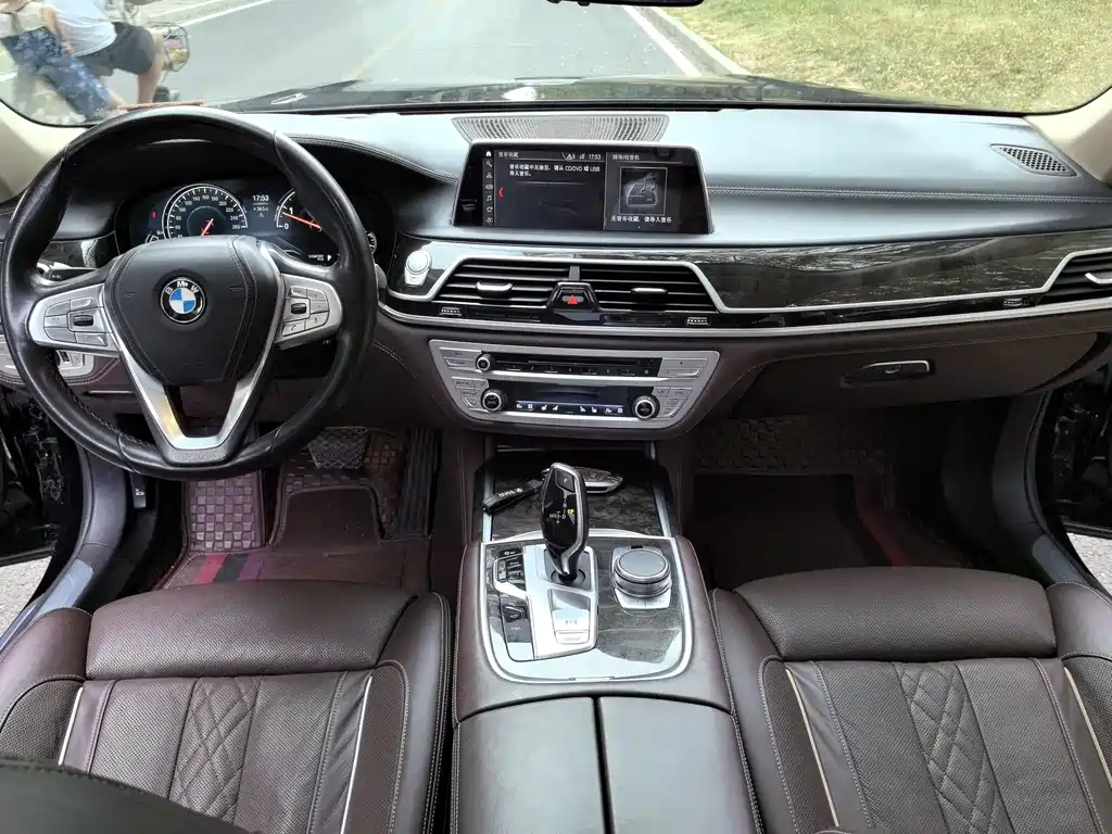 BMW 7 Series 2019 — фото 12