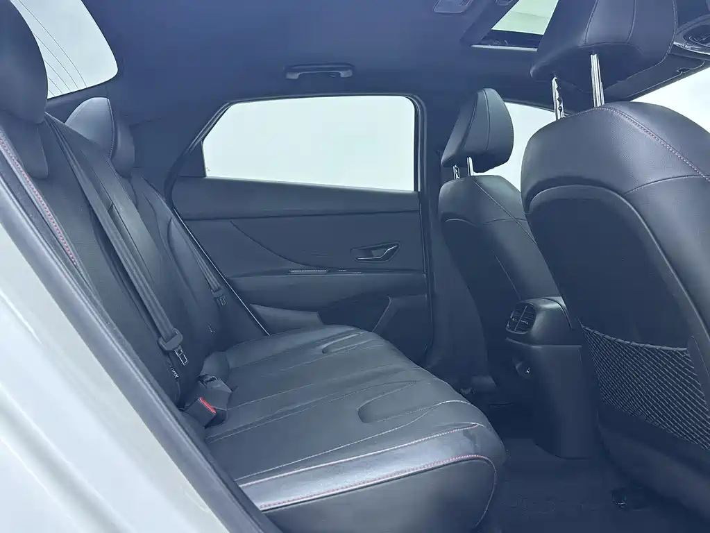 Hyundai Elantra 2022 — фото 10