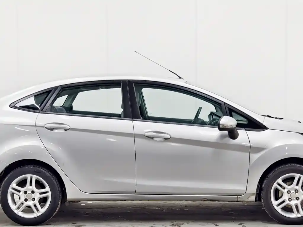 Ford Fiesta 2014 — фото 2