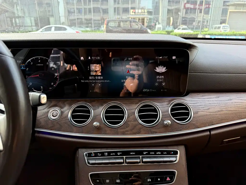 Mercedes-Benz E-Class 2023 — фото 12