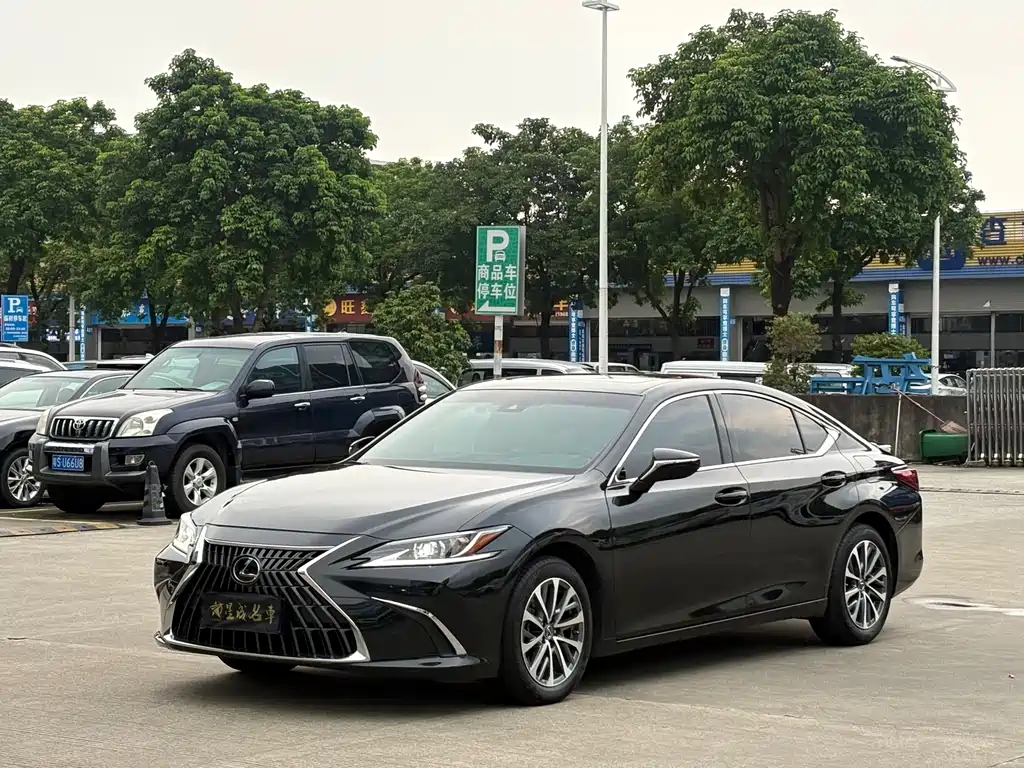 Lexus ES 2023 — фото 1