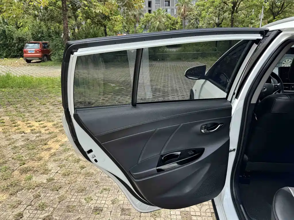 Toyota Yaris L 2022 — фото 18