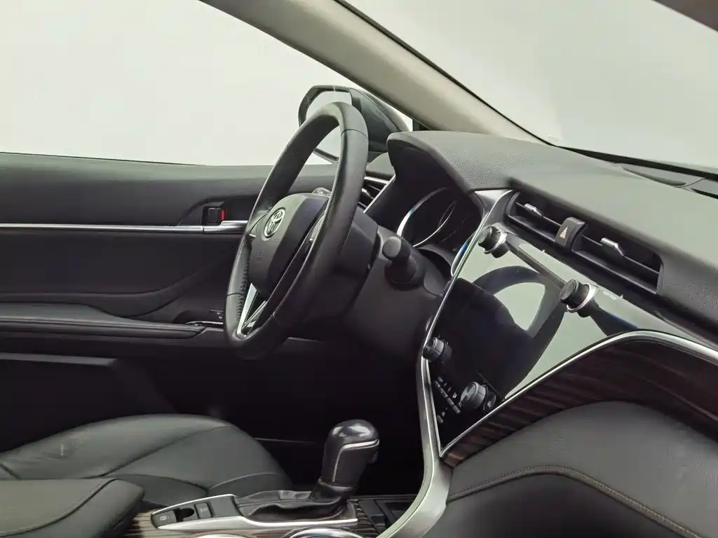 Toyota Camry 2019 — фото 22
