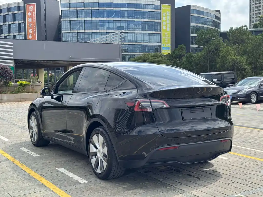 Tesla Model Y 2023 — фото 9