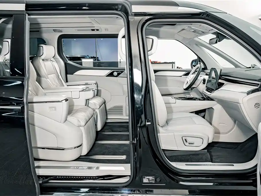 Volvo EM90 2025 — фото 21