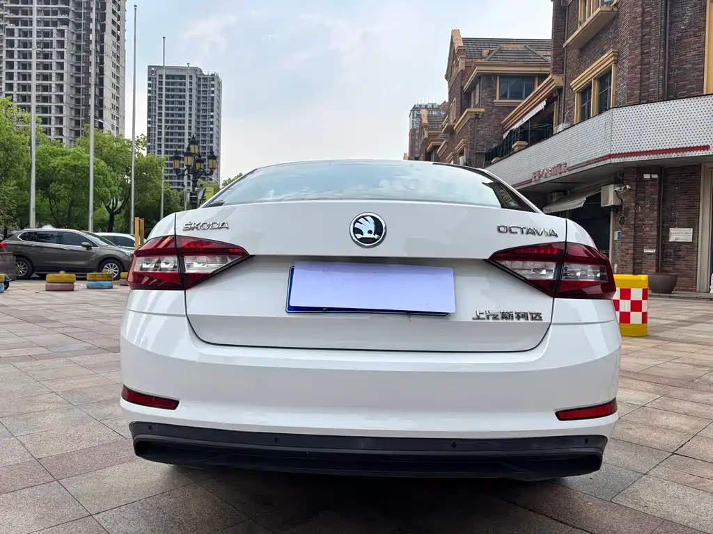 Skoda Octavia 2018 — фото 20