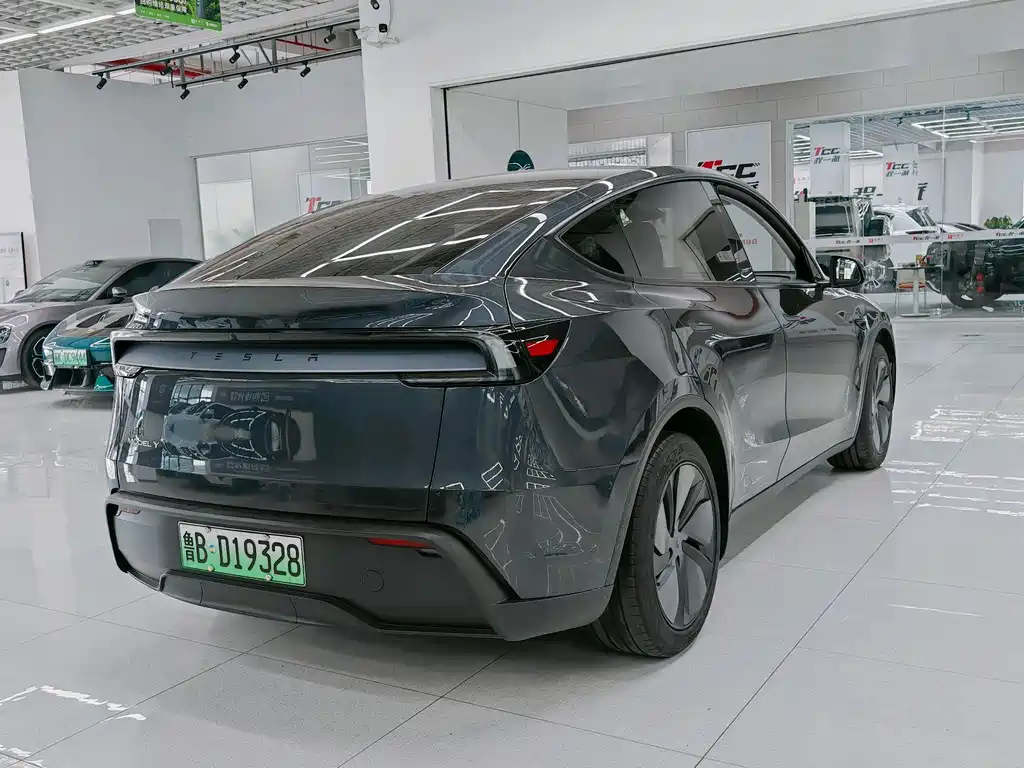 Tesla Model Y 2025 — фото 20