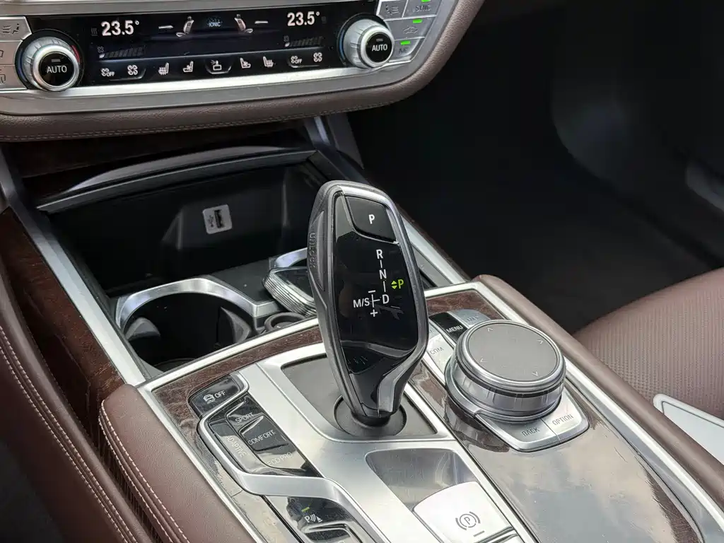 BMW 7 Series 2017 — фото 9