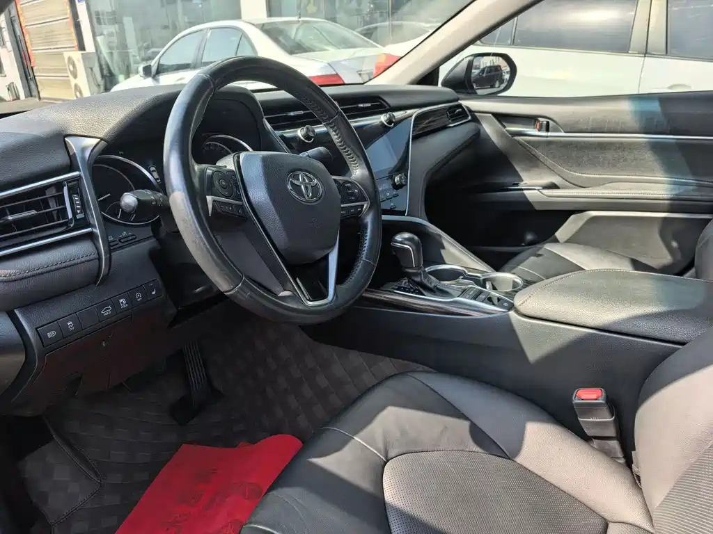 Toyota Camry 2019 — фото 7