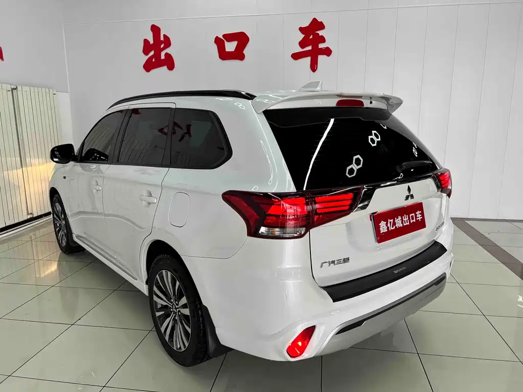 Mitsubishi Outlander 2022 — фото 6