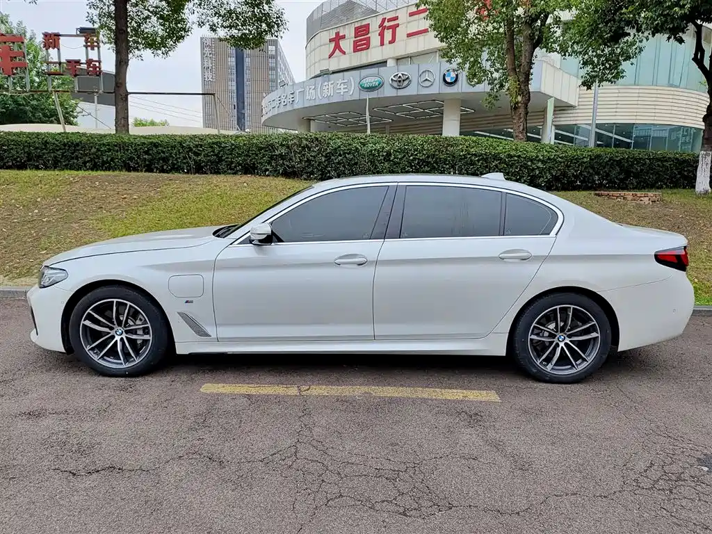BMW 5 Series New Energy 2021 — фото 3