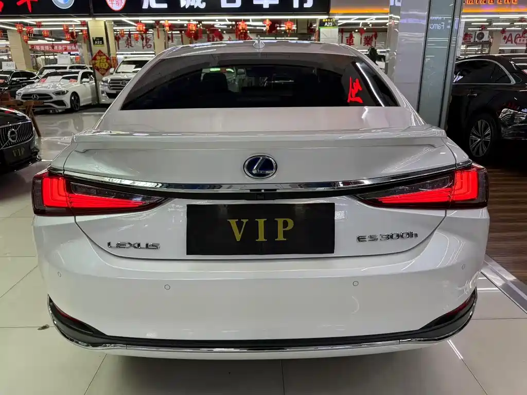 Lexus ES 2020