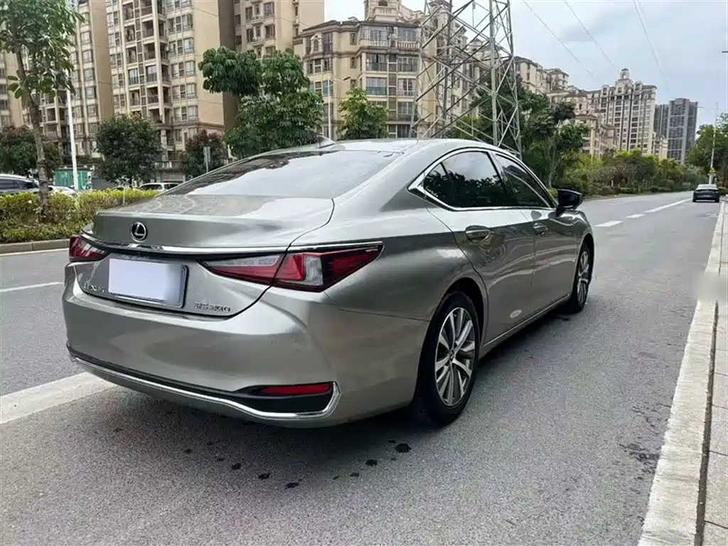 Lexus ES 2020 — фото 25