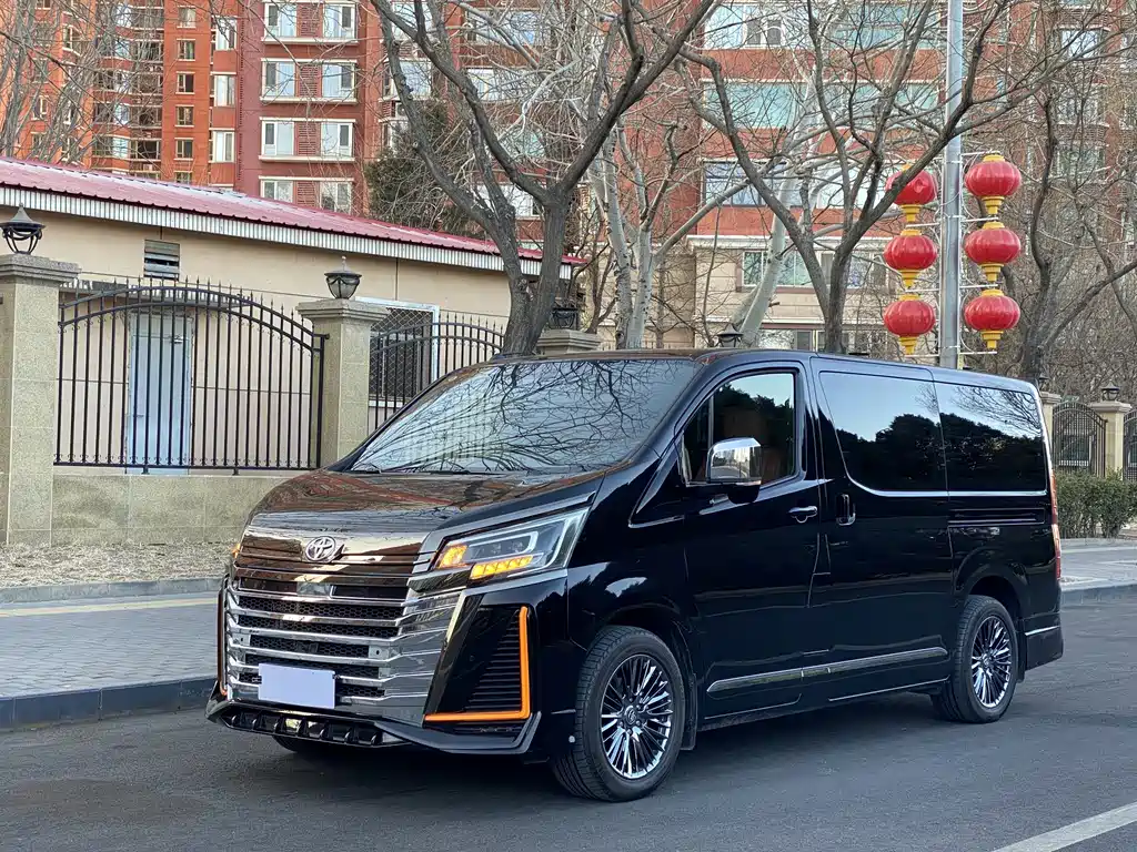 Toyota Hiace 2024 — фото 1