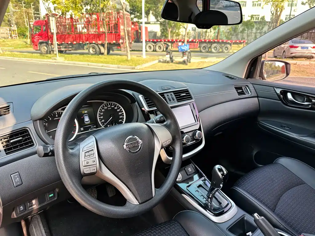 Nissan Tiida 2017 — фото 15