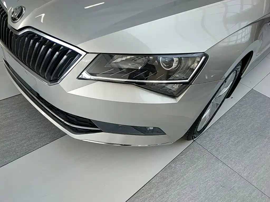Skoda Superb 2019 — фото 24