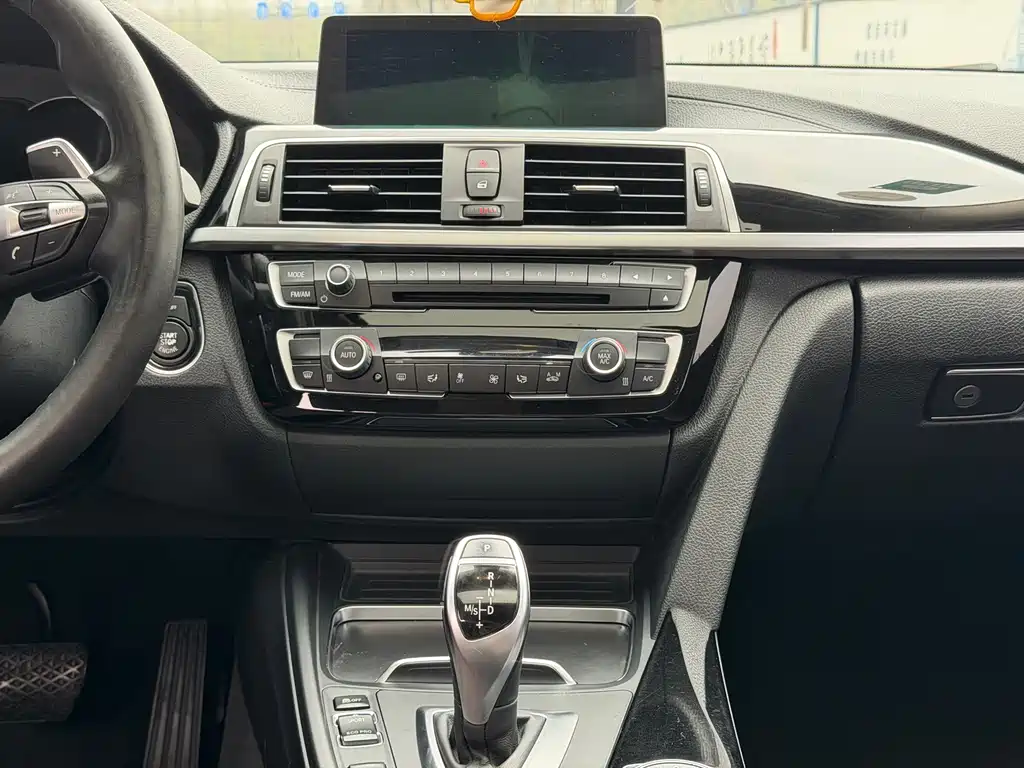 BMW 3 Series 2018 — фото 12
