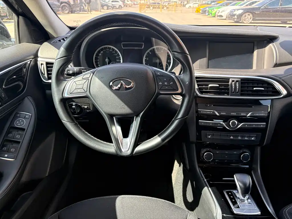 Infiniti QX30 2017 — фото 12
