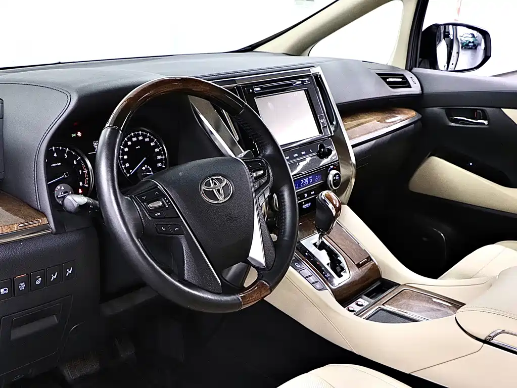 Toyota Alphard 2017 — фото 11