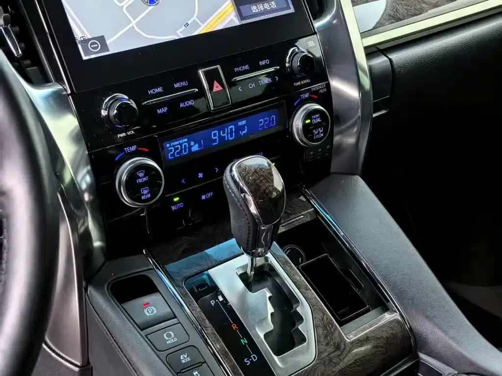 Toyota Alphard 2022 — фото 11