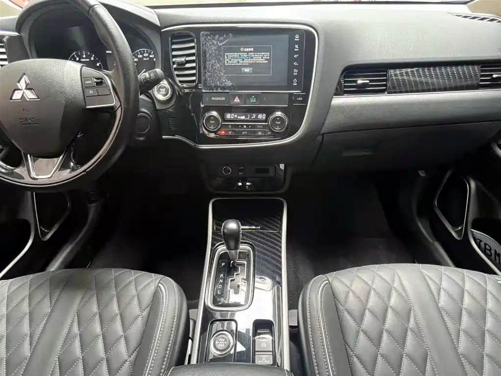 Mitsubishi Outlander 2022 — фото 12