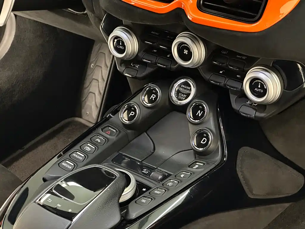 Aston Martin V8 Vantage 2019 — фото 17