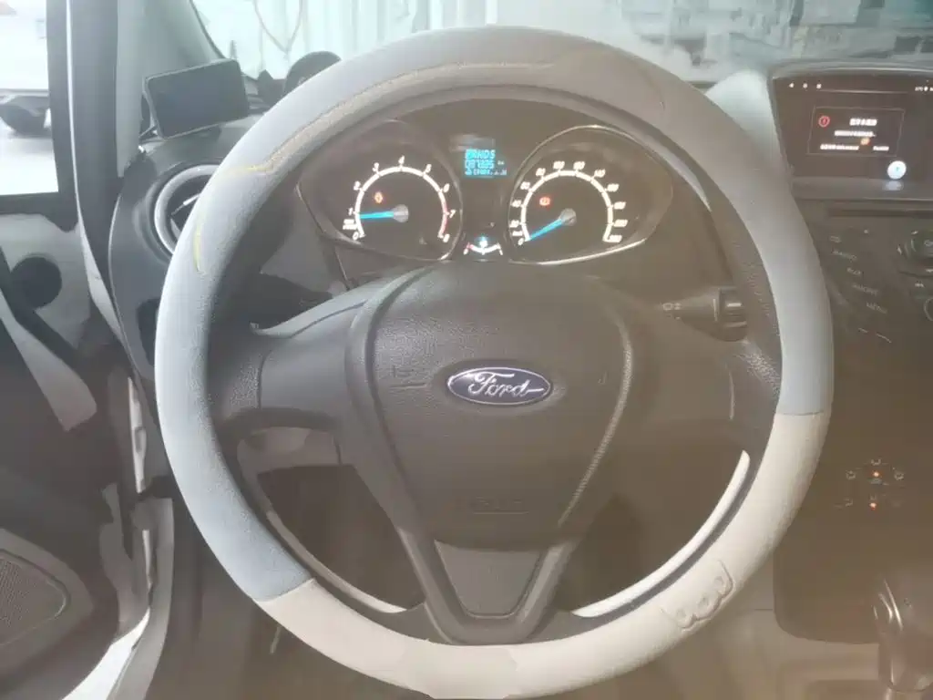 Ford Fiesta 2015 — фото 11