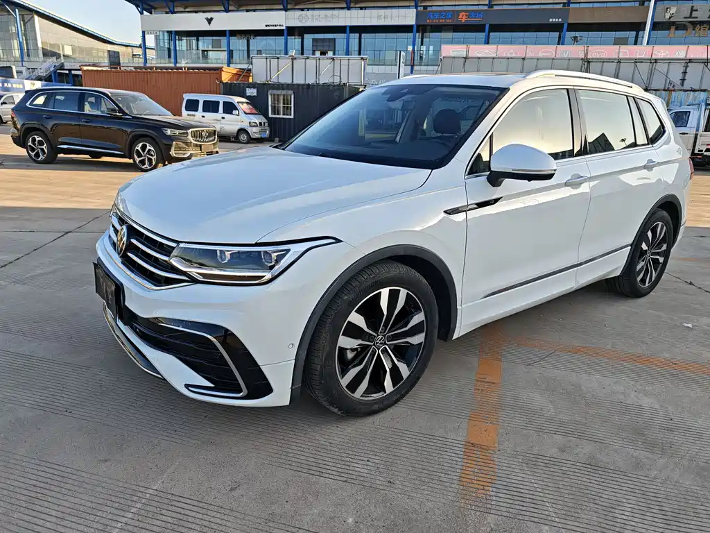 Volkswagen Tiguan L 2023 — фото 1