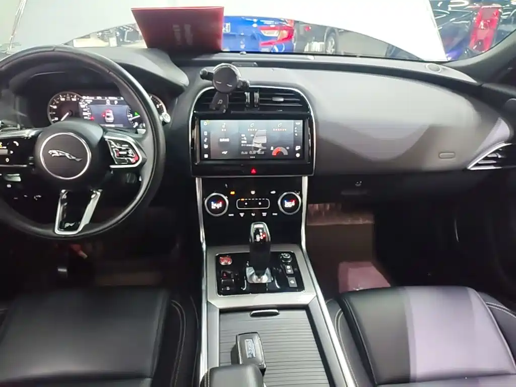 Jaguar XEL 2023 — фото 13