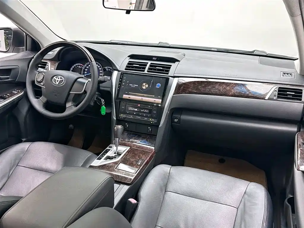 Toyota Camry 2015 — фото 12