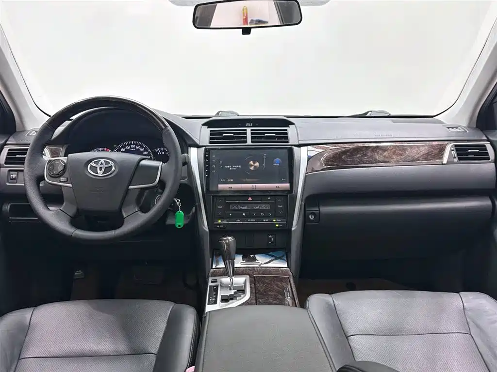Toyota Camry 2015 — фото 11