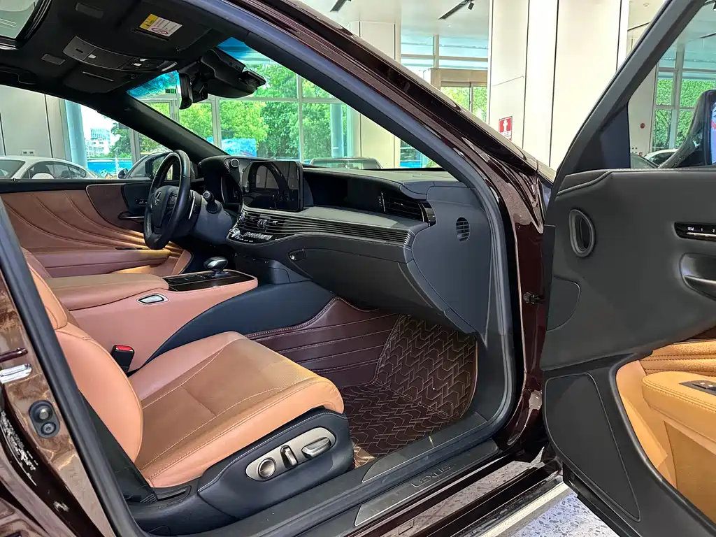 Lexus LS 2021 — фото 12