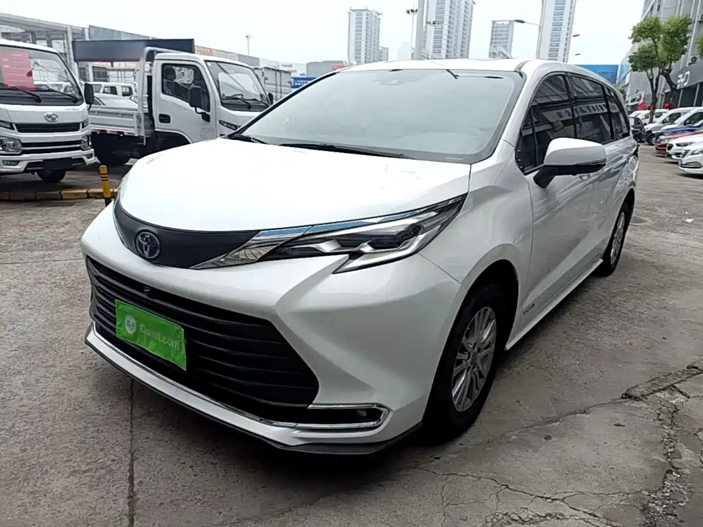 Toyota Sienna 2023 — фото 1